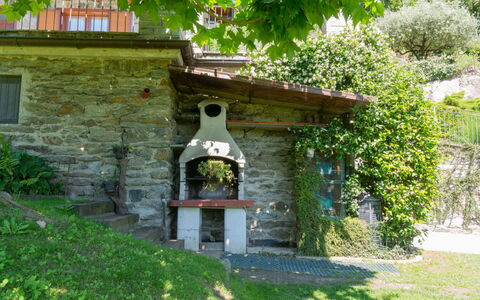 Fuentes: Property, House, Cottage, Building, Shrub, Plant, Garden, Yard, Landscaping