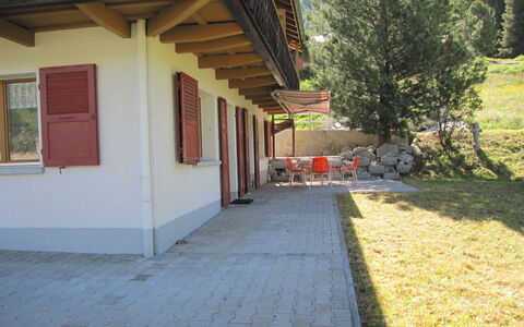 Heimine: Property, House, Home, Building, Real Estate, Tree, Architecture, Landscape, Road Surface, Estate