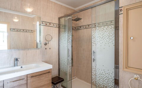 Le Hoc: Plumbing Fixture, Shower Head, Property, Tap, Sink, Mirror, Bathroom, Shower Panel, Shower