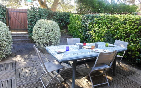 Lotissement les Rives de Capbreton: Table, Property, Furniture, Outdoor Table, Backyard, Patio, Garden, Yard, Grass, House