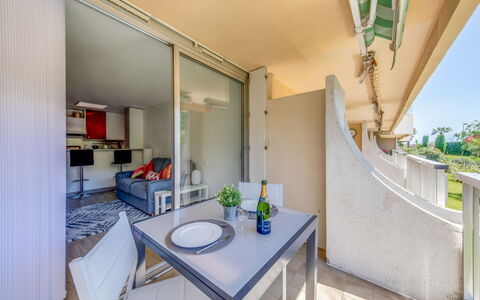 Le Mexico: Property, Room, Building, Interior Design, House, Real Estate, Architecture, Furniture, Balcony, Ceiling