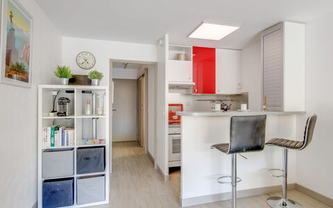 Le Mexico: Furniture, Shelf, Room, Interior Design, Property, Building, Shelving, Ceiling, House, Floor