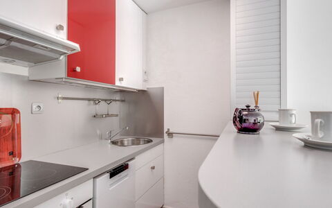 Le Mexico: Countertop, White, Room, Property, Kitchen, Furniture, Interior Design, Cabinetry, Floor, Architecture