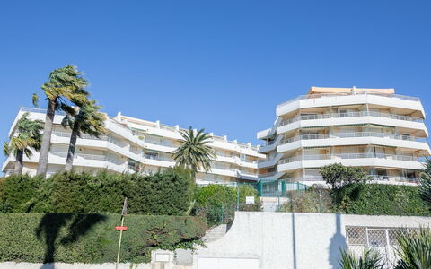 Le Mexico: Sky, Plant, Building, Tree, Urban Design, Arecales, Residential Area, Real Estate, Condominium, Facade