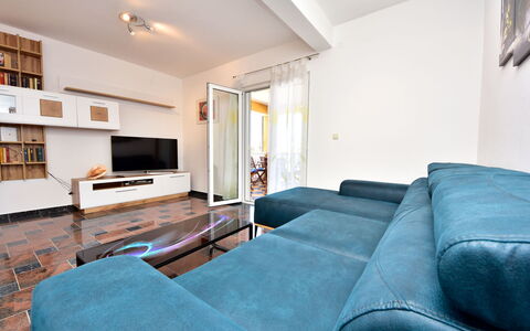 Fliri: Property, Furniture, Picture Frame, Building, Couch, Comfort, Table, Interior Design, Wood, Television