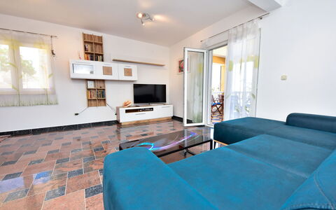 Fliri: Furniture, Property, Couch, Window, Building, Picture Frame, Azure, Wood, Interior Design, Window Blind
