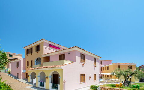 Orosei 678: Facade, Residential Area, Home, Balcony, Human Settlement, Apartment, Estate, Villa, Hacienda, Hotel
