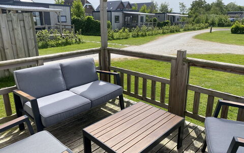 Natuurlijk de Veenhoop: Furniture, Table, Plant, Sky, Couch, Green, Building, Wood, Tree, Outdoor Furniture