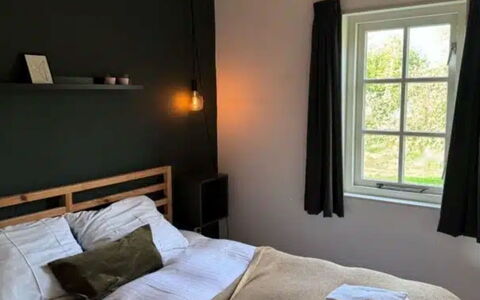 Natuurlijk de Veenhoop: Wall, Furniture, Bed, Wood, Bedroom, Interior Design, Floor, Flooring, Bedding, Bed Sheet