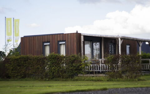 4-Persoons Doutzen: Plant, Cloud, Sky, Property, Window, Land Lot, Building, Tree, Grass, Real Estate