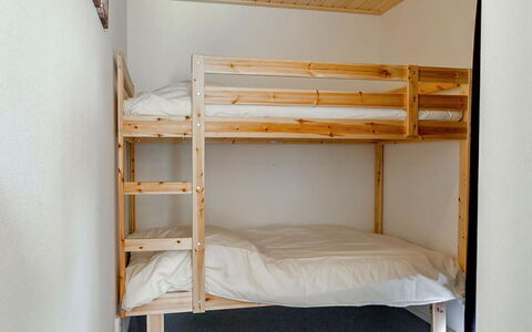 4-Persoons Doutzen: Bunk Bed, Furniture, Building, Bed Frame, Wood, Bed, House, Comfort, Hostel, Floor