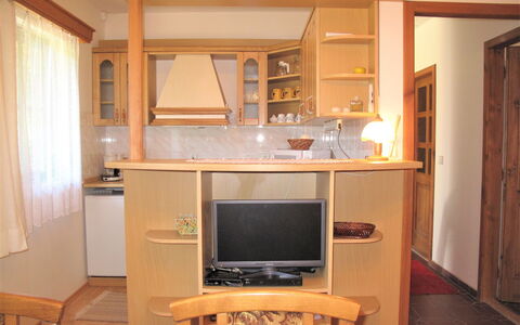 Spinka: Furniture, Room, Property, Cabinetry, Interior Design, Building, Cupboard, Computer Desk, House, Desk