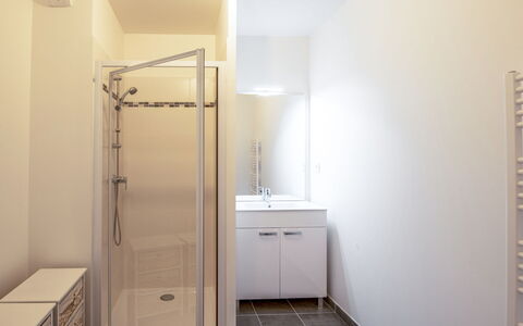 Les Cavaliers: Building, Plumbing Fixture, Shower Head, Shower, House, Bathroom, Interior Design, Floor, Shower Door