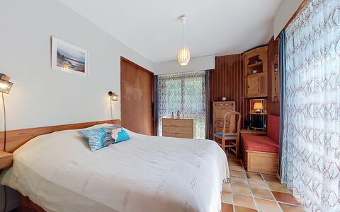 Ker Norge: Furniture, Interior Design, Flooring, Wall, Floor, Bed, Wood, Bedroom, Ceiling, Room