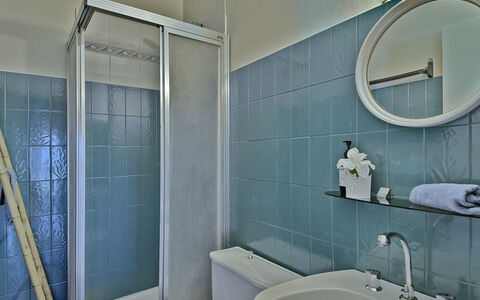 Ker Norge: Mirror, Tap, Plumbing Fixture, Bathroom Sink, Property, Sink, Bathroom, Azure, Building, Purple