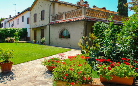 Podere Gioia: Property, Building, House, Hacienda, Real Estate, Home, Villa, Rural Area, Garden, Courtyard
