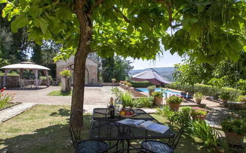 Vedi Torre: Property, Backyard, Real Estate, Tree, Yard, Patio, Table, Garden, Building, Restaurant