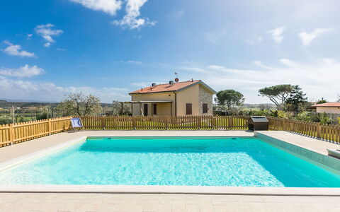 Melograno: Water, Cloud, Sky, Plant, Property, Swimming Pool, Nature, Azure, Rectangle, Tree
