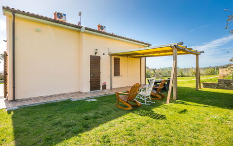 Melograno: Sky, Building, Property, Plant, Shade, Cloud, Lighting, Land Lot, House, Sunlight