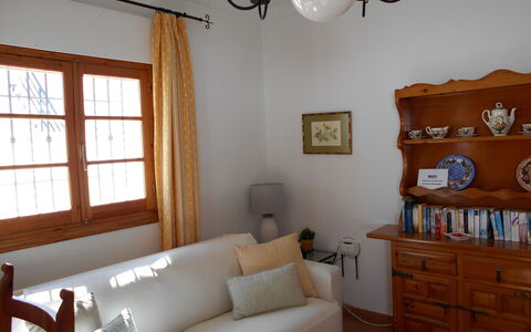 Apartamento Caracola: Furniture, Property, Window, Couch, Wood, Textile, Interior Design, Lighting, Floor, Shade