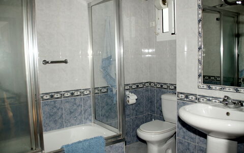 Apartamento Caracola: Plumbing Fixture, Sink, Mirror, Property, Tap, Bathroom Sink, Bathroom, Plant, Bathtub, Shower