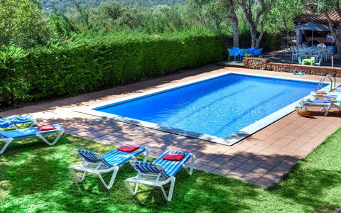 La Plaza: Swimming Pool, Property, Grass, Backyard, Leisure, Yard, Rectangle, House, Sunlounger, Real Estate