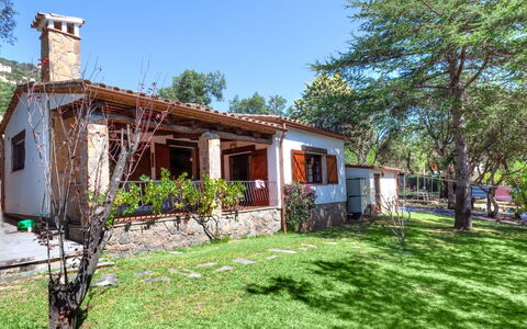 La Plaza: Property, House, Home, Real Estate, Building, Cottage, Yard, Tree, Grass, Farmhouse