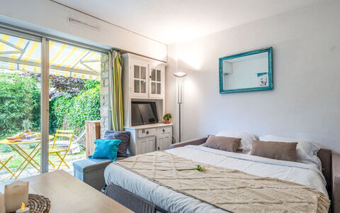 Manoir du Men Gwen: Furniture, Property, Picture Frame, Window, Azure, Comfort, Textile, Interior Design, Shade, Wood