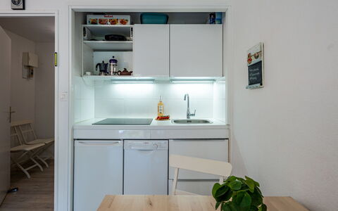 Manoir du Men Gwen: Cabinetry, Furniture, Property, Countertop, Building, Tap, Kitchen, Interior Design, Shelving, Wood