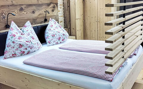 Apart Fassern: Wood, Furniture, Hardwood, Wood Stain, Bed Frame, Bed, Plank, Plywood, Bedroom, Hotel