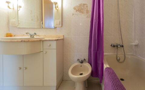 La Pineda 156: Bathroom, Purple, Room, Property, Pink, Plumbing Fixture, Wall, Interior Design, Architecture, Toilet
