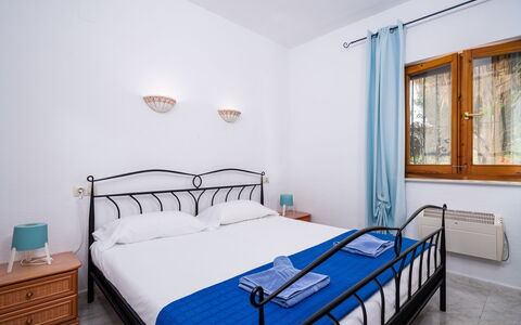 Mirador: Bedroom, Bed, Furniture, Room, Property, Bed Sheet, Bed Frame, Building, Mattress, Floor