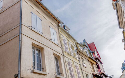 Carnot: Architecture, Facade, Neighbourhood, Building, Town, Daytime, Urban Area, Sky, Wall, House