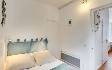 Carnot: Building, Azure, Comfort, Wood, Lighting, Shade, House, Flooring, Interior Design, Floor