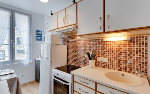 Carnot: Cabinetry, Sink, Property, Countertop, Furniture, Bathroom Cabinet, Building, Plumbing Fixture, Tap, Window