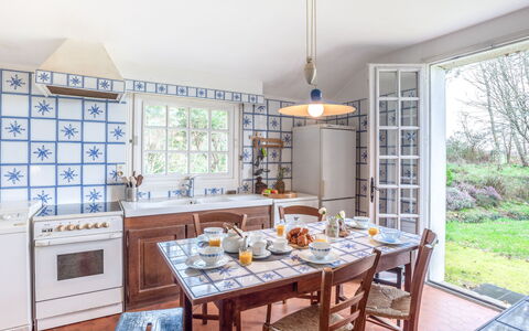 Kerlioret: Property, Room, Furniture, Kitchen, Yellow, Interior Design, Real Estate, Home, Building, House