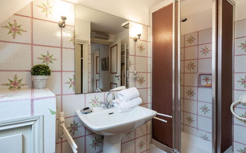 Kerlioret: Bathroom, Room, Property, Interior Design, Building, Real Estate, Architecture, House, Plumbing Fixture, Ceiling