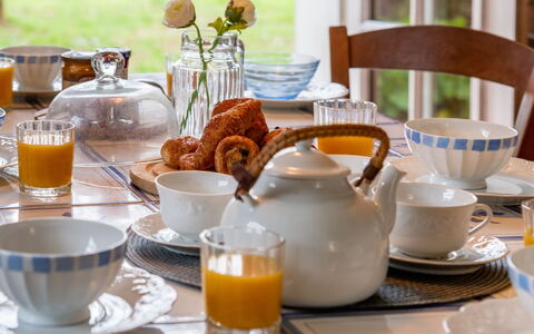 Kerlioret: Breakfast, Meal, Brunch, Serveware, Food, Drink, Cup, Saucer