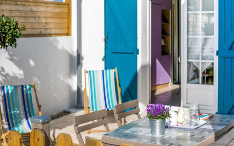 Etxe Tikia: Table, Property, Daytime, Furniture, Blue, Plant, Flower, Green, Door, Wood