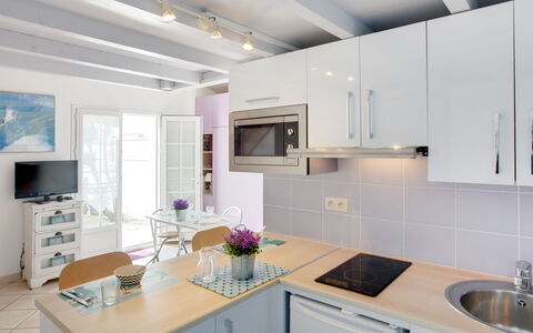 Etxe Tikia: Cabinetry, Kitchen Sink, Countertop, Sink, Property, Furniture, White, Kitchen Stove, Kitchen Appliance, Kitchen