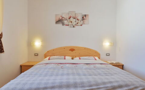 Fabio Deluca: Furniture, Property, Comfort, Building, Wood, Bed Frame, Textile, Orange, Interior Design, Bed