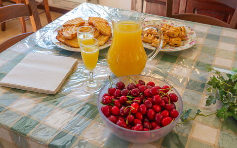 Fonte del Ceppo 2: Food, Table, Tableware, Furniture, Plant, Dishware, Chair, Ingredient, Plate, Tablecloth