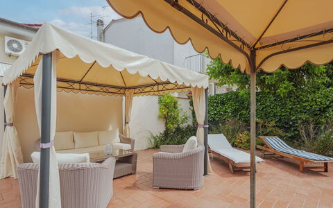 Rosa: Plant, Property, Shade, Outdoor Furniture, Tree, Real Estate, Leisure, Chair, Tints And Shades, Sky