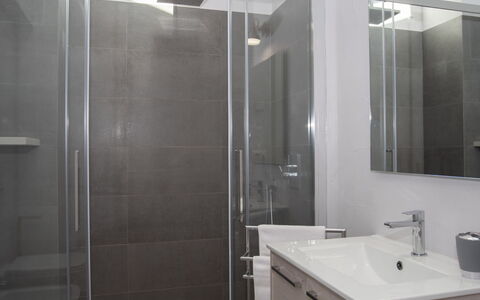 Asfodelo: Mirror, Sink, Property, Plumbing Fixture, Tap, Building, Bathroom, Bathroom Sink, Interior Design