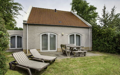 Citta Romana: Plant, Building, Sky, Furniture, Property, Window, Cloud, House, Wood, Outdoor Bench