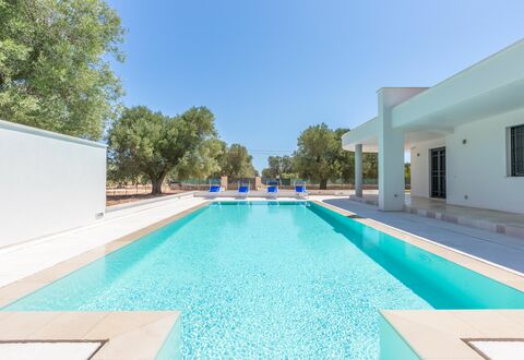 Villa Stella Cadente: Water, Sky, Building, Swimming Pool, Azure, Tree, Shade, Rectangle, Grass, Leisure