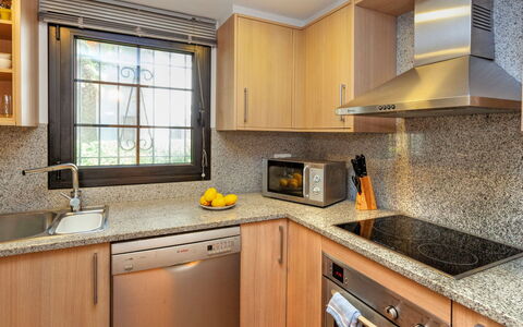 Green Garden & House Pals Beach: Countertop, Cabinetry, Kitchen Sink, Property, Sink, Window, Kitchen, Tap, Wood, Kitchen Stove