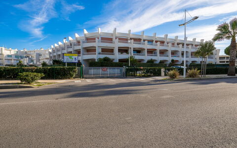Port Camargue 130: Cloud, Sky, Plant, Property, Building, Street Light, Tree, Urban Design, Residential Area, Real Estate