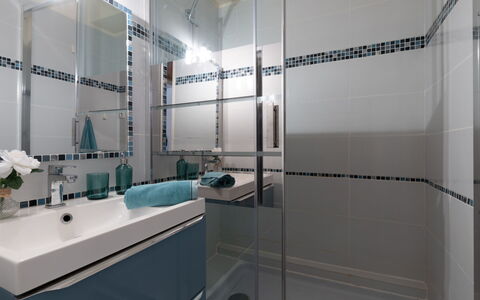 Port Camargue 130: Mirror, Tap, Sink, Plumbing Fixture, Building, Bathroom, Floor, Wall, Flooring