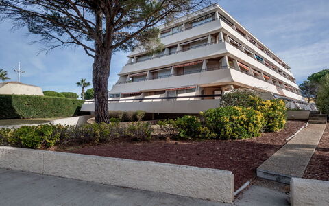 Le Méridien: Plant, Sky, Building, Tree, Urban Design, Shade, Residential Area, Cloud, City, Facade